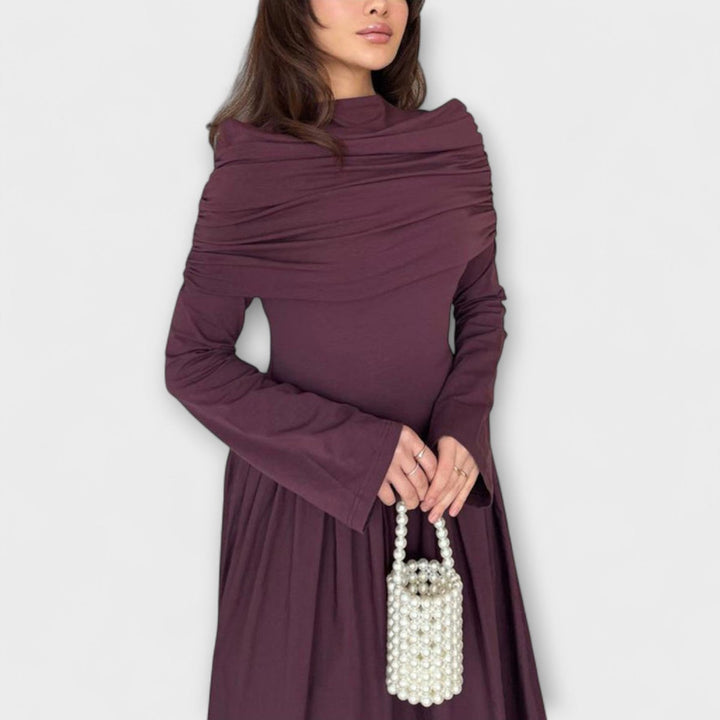 Vestido maxi blanco de mujer con cuello alto, plisado fluido y manga larga, para estilo casual chic.
