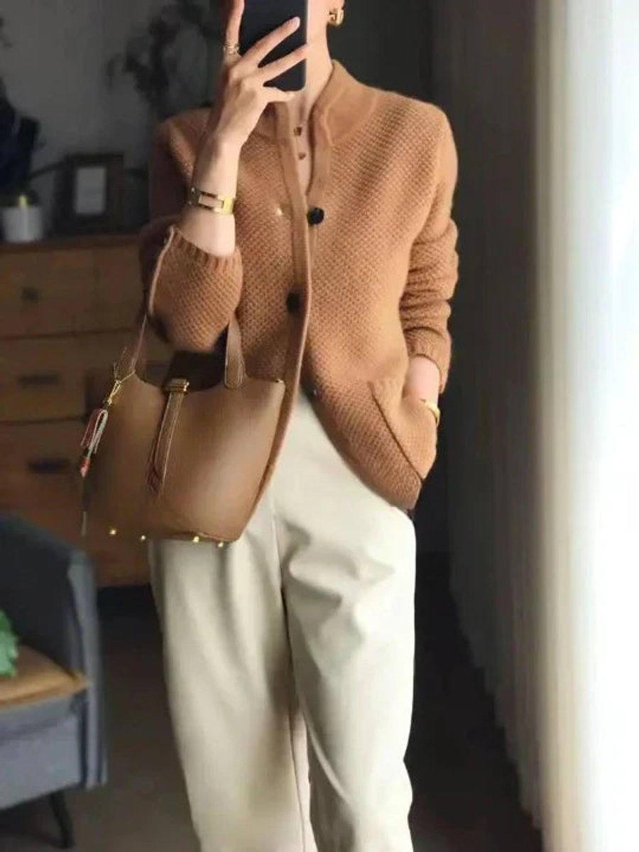 Suave cárdigan de cachemira para mujer con botones decorativos, prenda cálida y elegante para invierno.