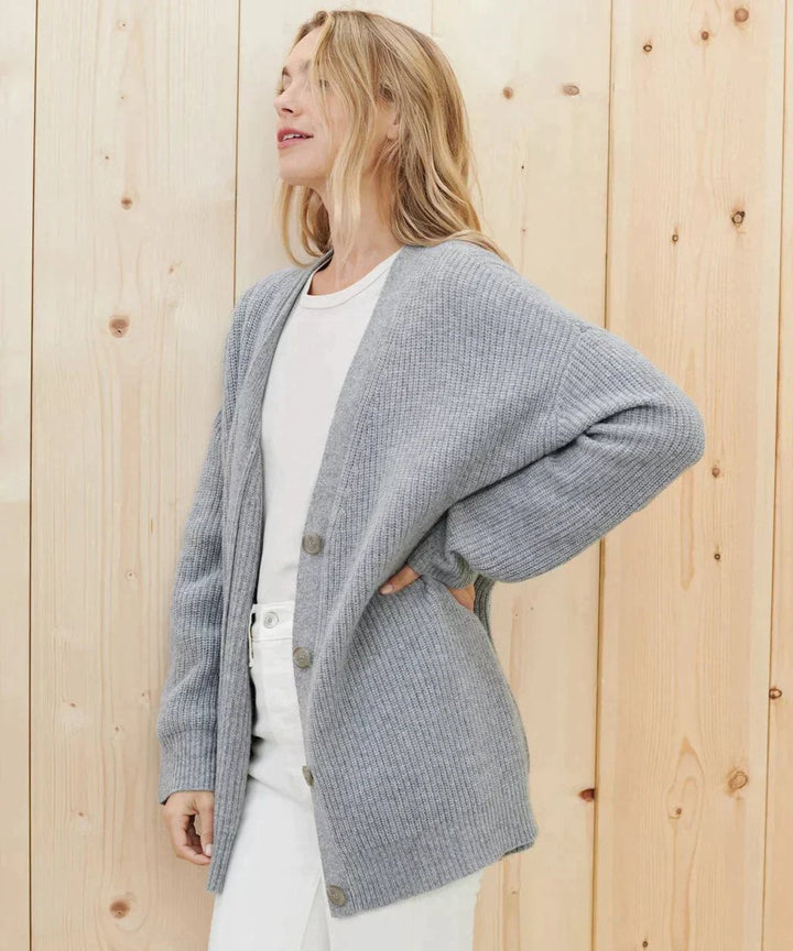 Cárdigan de cachemira blanco para mujer, estilo casual y elegante. Prenda de lujo, suave al tacto.