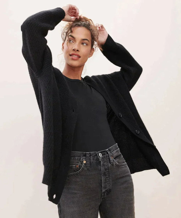 Cárdigan de cachemira gris de mujer, con cuello de pico. Moda de invierno, suave y cómoda.