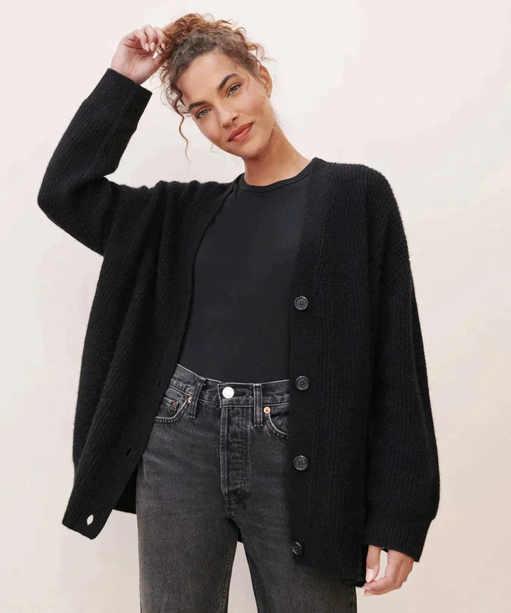 Cárdigan de cachemira gris de mujer, cuello de pico. Prenda casual de lujo para el invierno.
