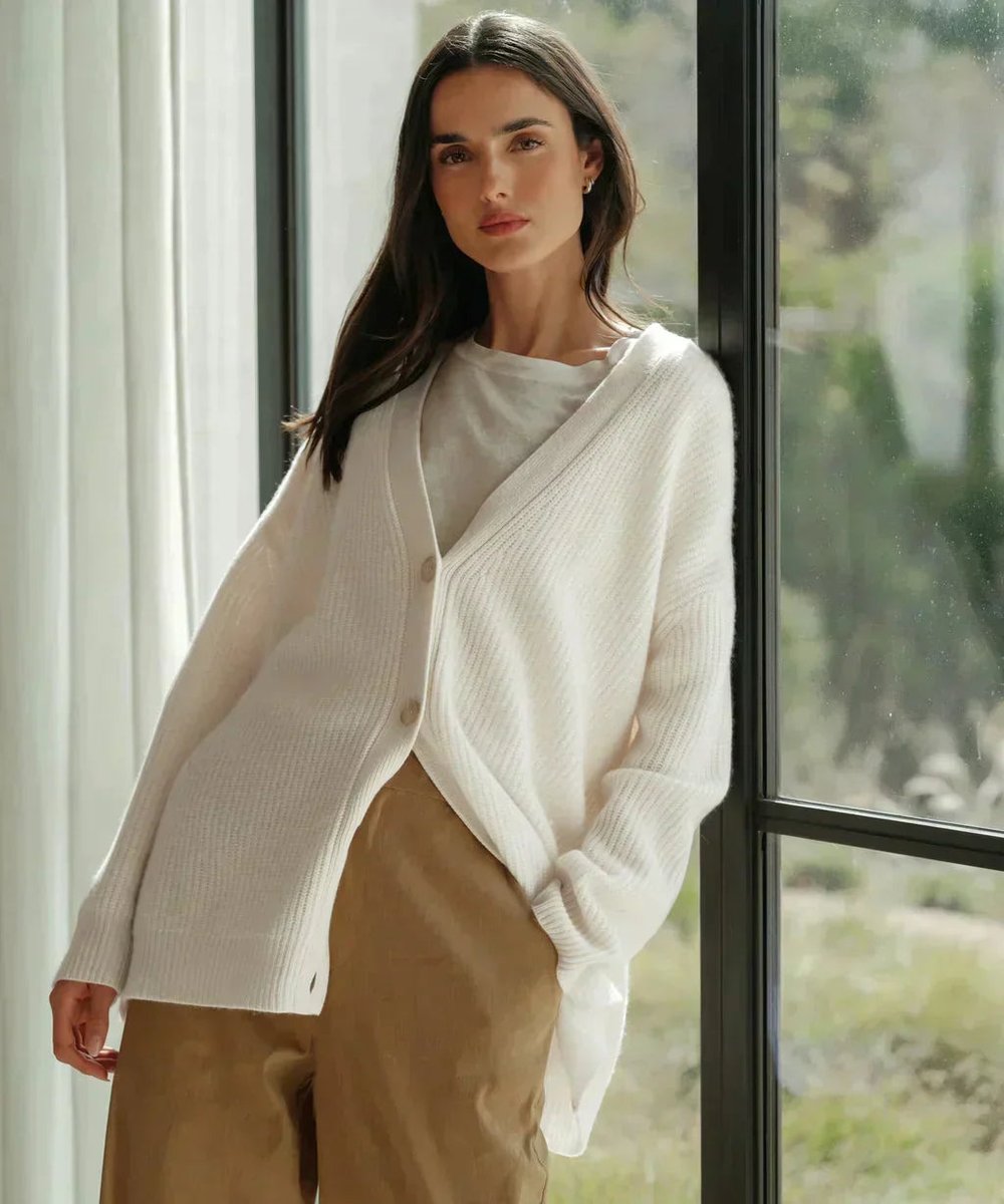 Cárdigan de mujer en cachemira beige, suave y cómodo. Estilo abotonado, perfecto para el frío.