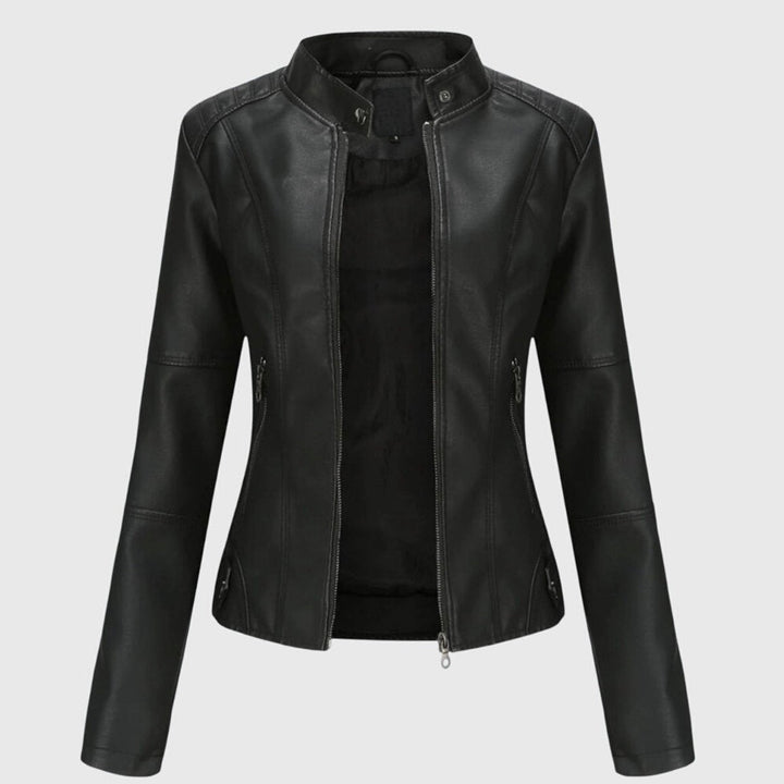 Chaqueta de moto entallada para mujer, color negro. Estilo urbano y elegante, ideal para tu confort diario.