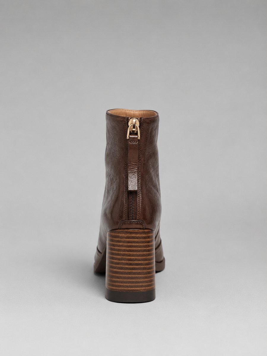 Calzado de mujer: botines de moda en piel sintética con tacón cuadrado. Perfectos para el otoño e invierno.