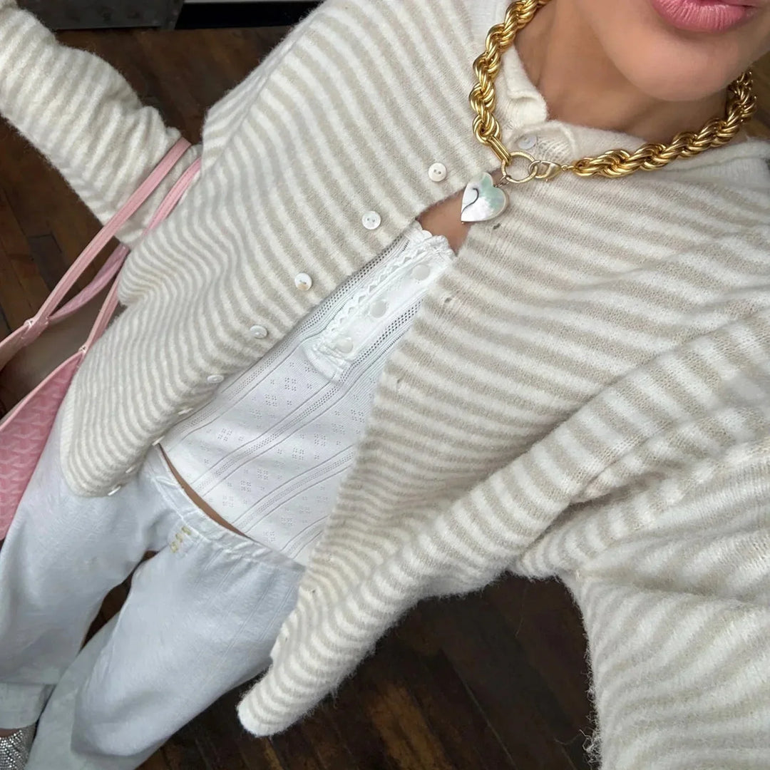 Cárdigan de mujer de tejido suave y cómodo, con diseño de rayas y botones, ideal para el día a día.