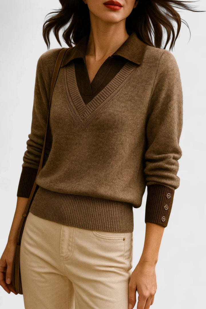Textura detallada de suéter de punto para mujer. Cuello polo y escote V.