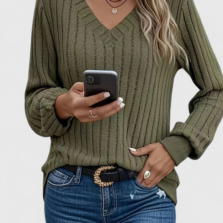 Suéter de punto trenzado para mujer con escote en V. Ideal para moda femenina casual de invierno.