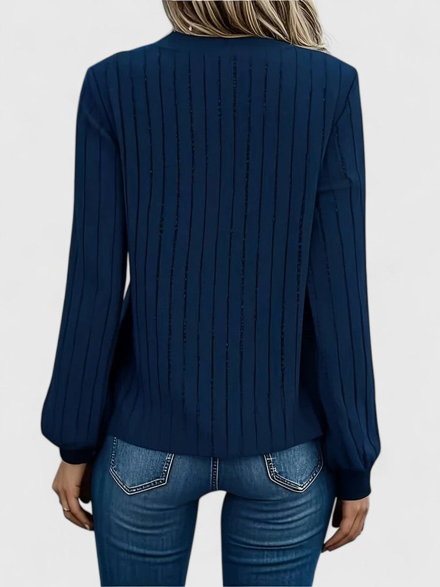 Suéter de mujer con punto trenzado y escote en V. Prenda cómoda y versátil para el frío de otoño/invierno.