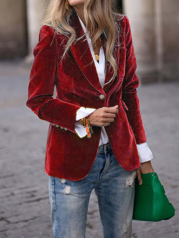 Mujer combinando chaleco blazer entallado con pantalón, ropa formal y elegante para oficina.