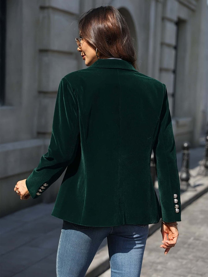 Silueta moderna de chaleco blazer entallado, una prenda versátil para estilo sofisticado.