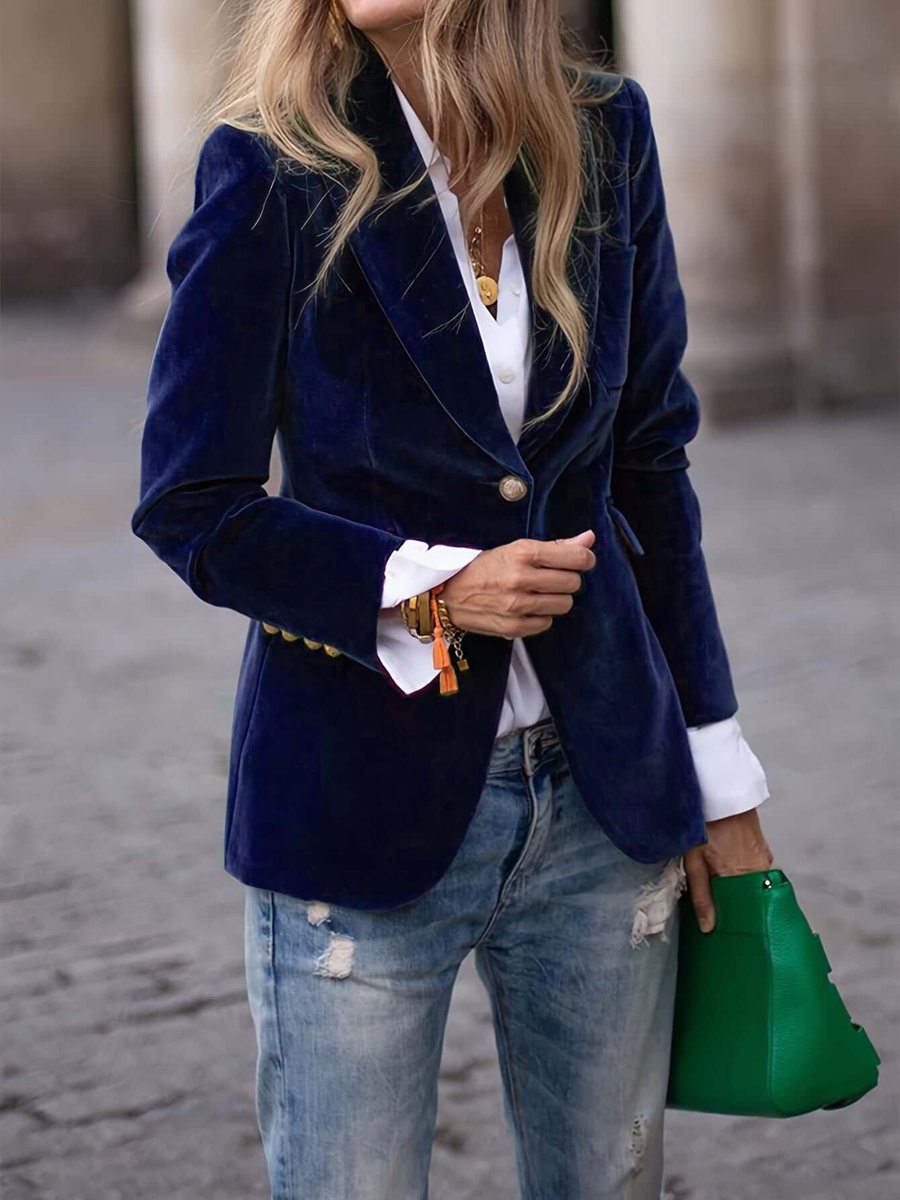 Chaleco sin mangas entallado para mujer con falda, elegancia moderna para un look chic.