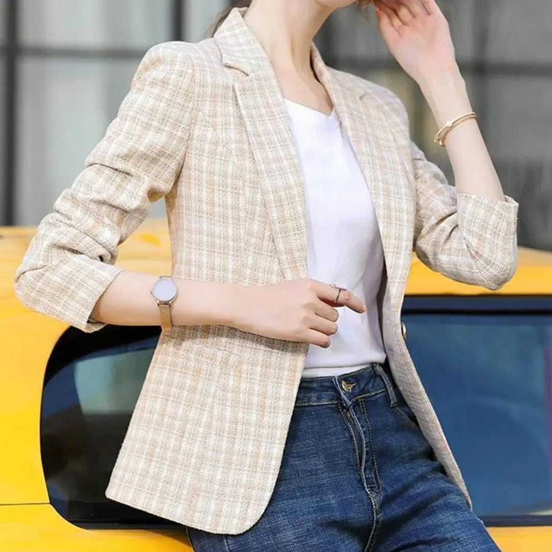 Chaleco blazer de cuadros entallado color beige para mujer, estilo chic de oficina y look moderno.