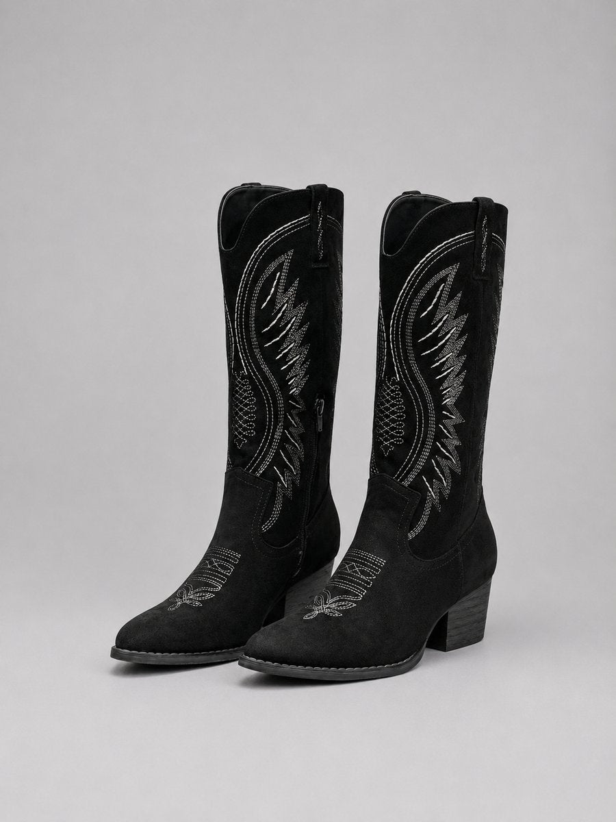 Botas de mujer estilo campero en ante color tierra, con bordado decorativo hasta la rodilla. Moda.