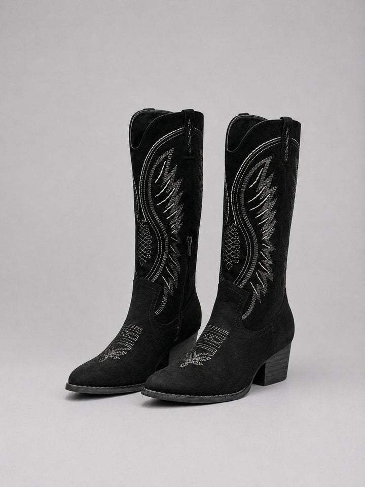 Botas de mujer estilo campero en ante color tierra, con bordado decorativo hasta la rodilla. Moda.