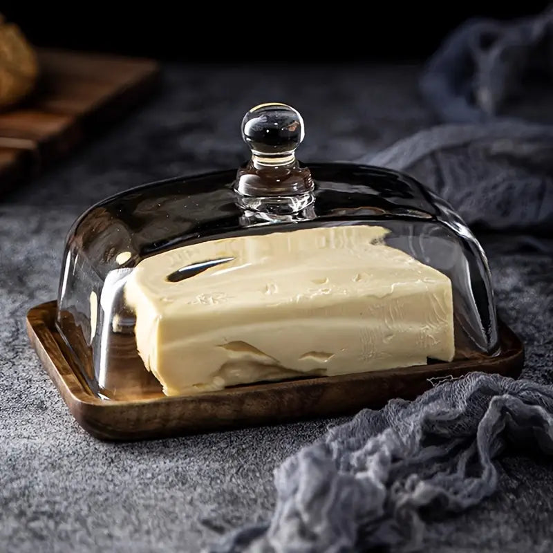 Mantequillera elegante de madera y vidrio para servir mantequilla en la mesa de la cocina u hogar.