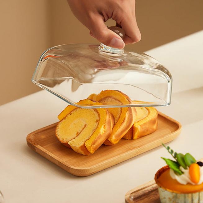 Accesorios de mesa: Mantequillera de madera y vidrio, plato elegante para mantequilla, uso en cocina.