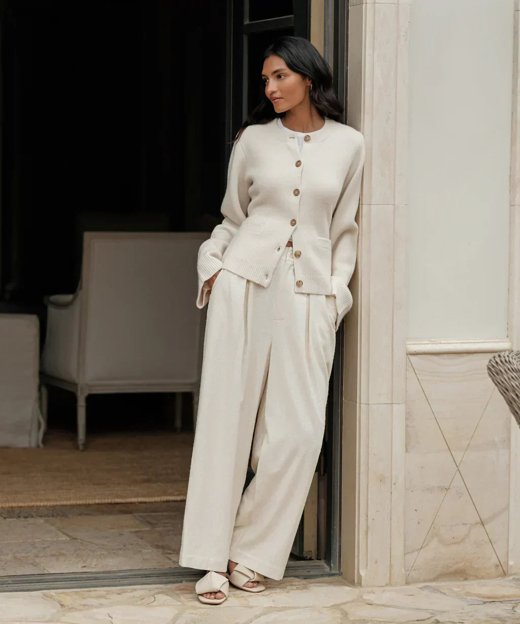 Moda mujer: chaqueta de punto de lana elegante y cálida con botones.