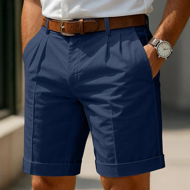 Pantalón corto plisado para hombre, tendencia de moda casual elegante. Confortable y moderno para el verano urbano.