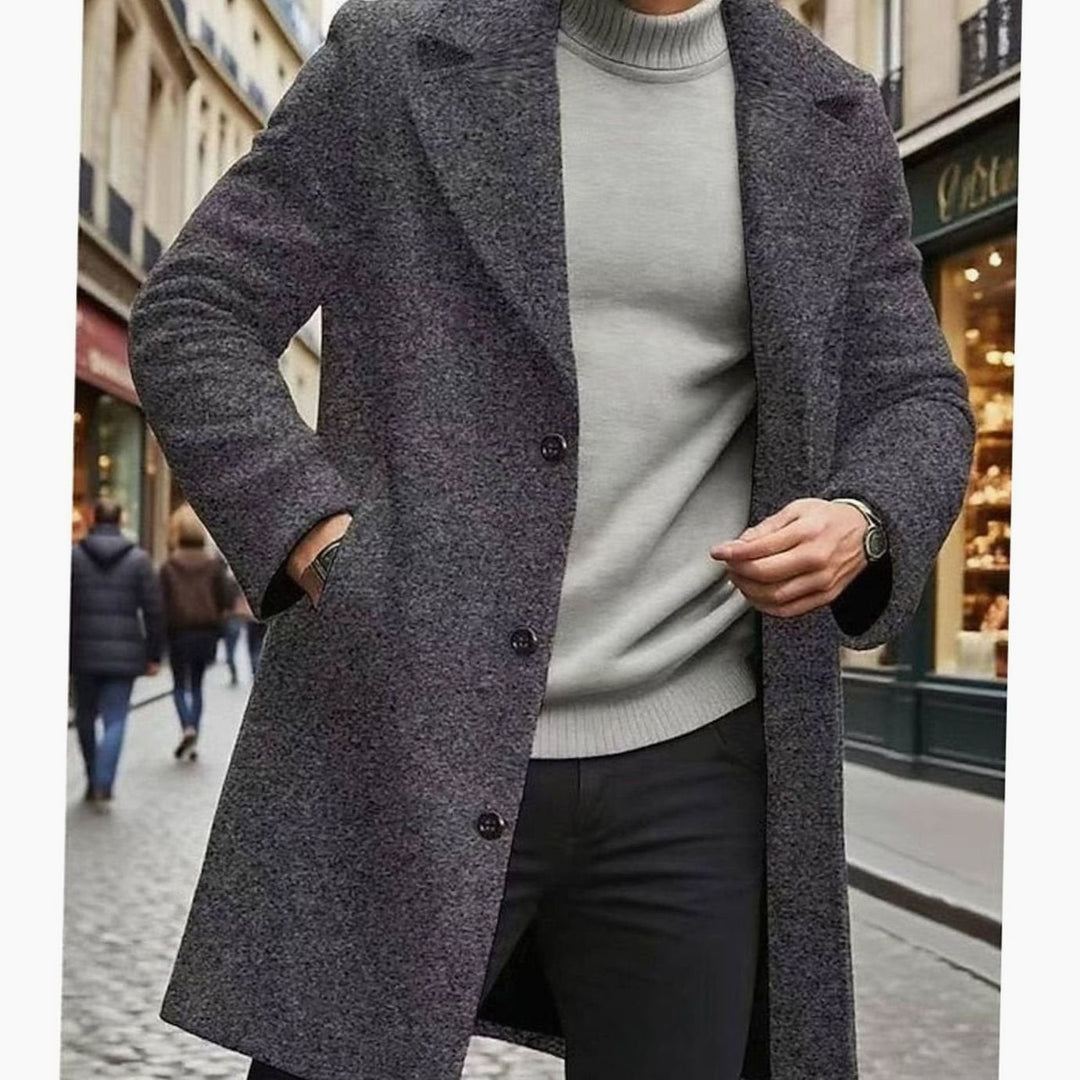 Abrigo largo clásico de hombre entallado. Elegante abrigo de invierno, ideal para estilo urbano.