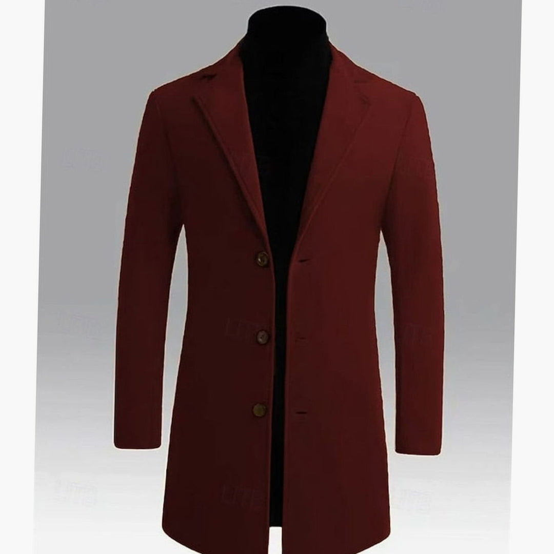 Abrigo de hombre elegante, corte entallado. Detalle de botonadura simple. Ideal para el invierno urbano.