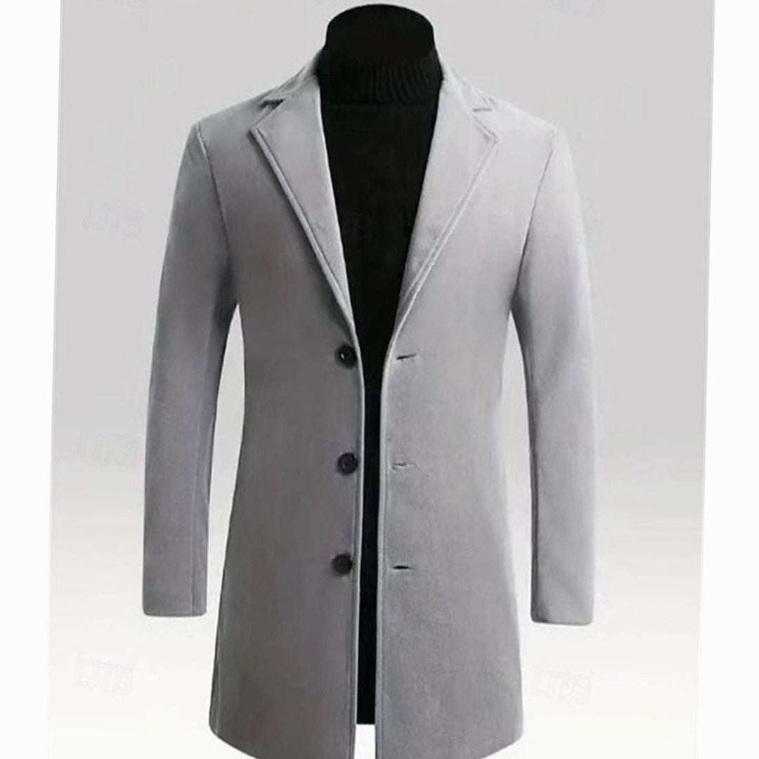 Abrigo largo de hombre con botonadura simple, corte entallado. Elegancia clásica para el invierno.