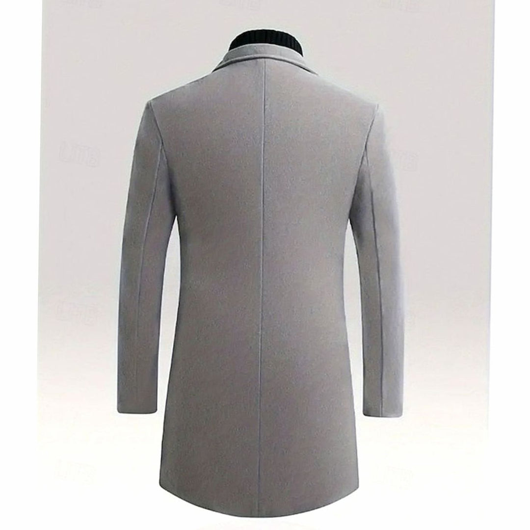 Abrigo de hombre clásico entallado. Estilo urbano sofisticado y ropa de abrigo invernal.