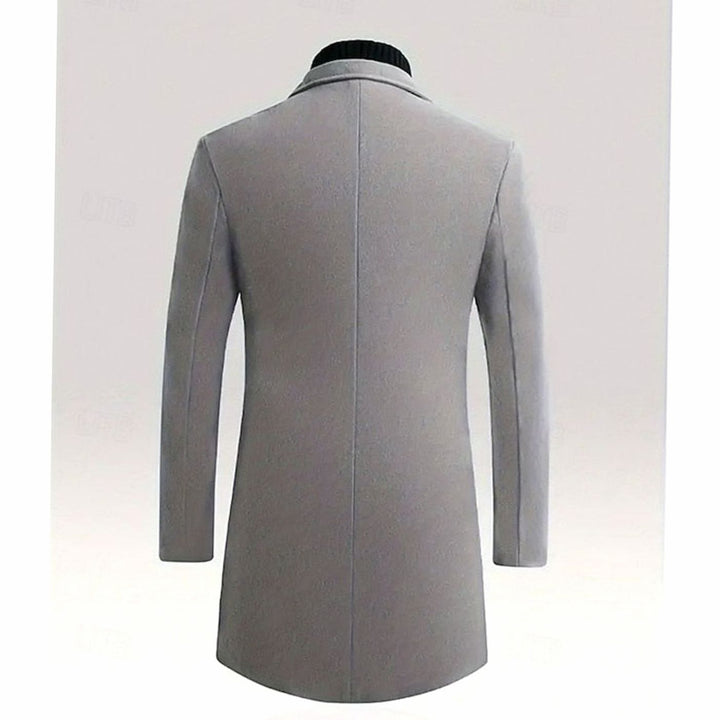 Abrigo de hombre clásico entallado. Estilo urbano sofisticado y ropa de abrigo invernal.