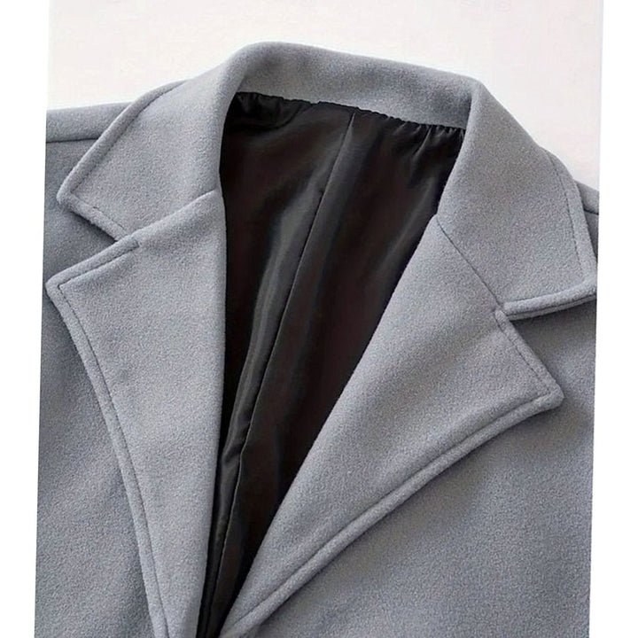 Abrigo de hombre clásico de invierno, tejido suave y corte elegante. Prenda de abrigo de calidad.