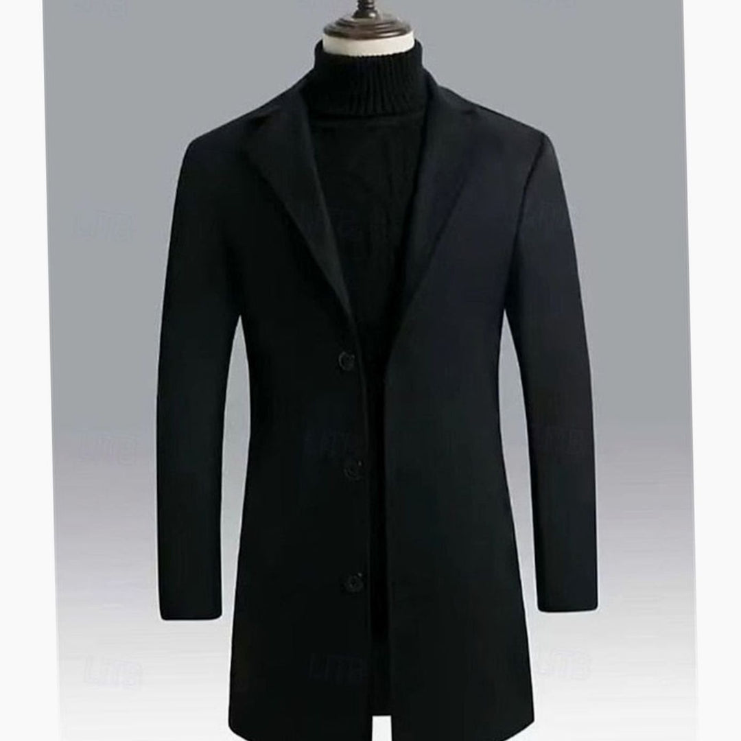 Abrigo largo clásico entallado para hombre. Ideal para un look profesional y elegante en invierno.