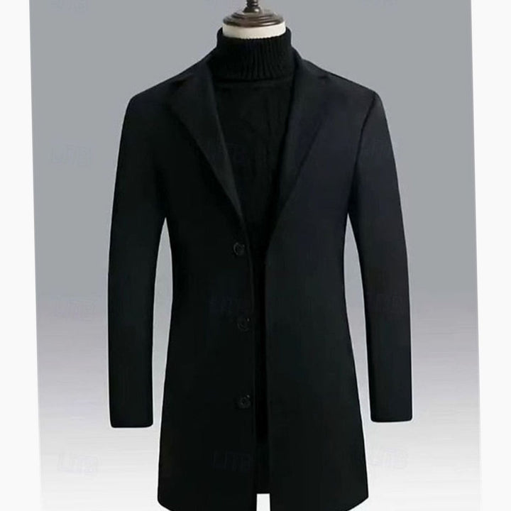 Abrigo largo clásico entallado para hombre. Ideal para un look profesional y elegante en invierno.