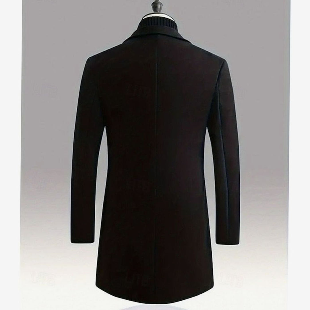 Hombre con abrigo largo clásico entallado. Estilo urbano moderno y ropa de invierno elegante.