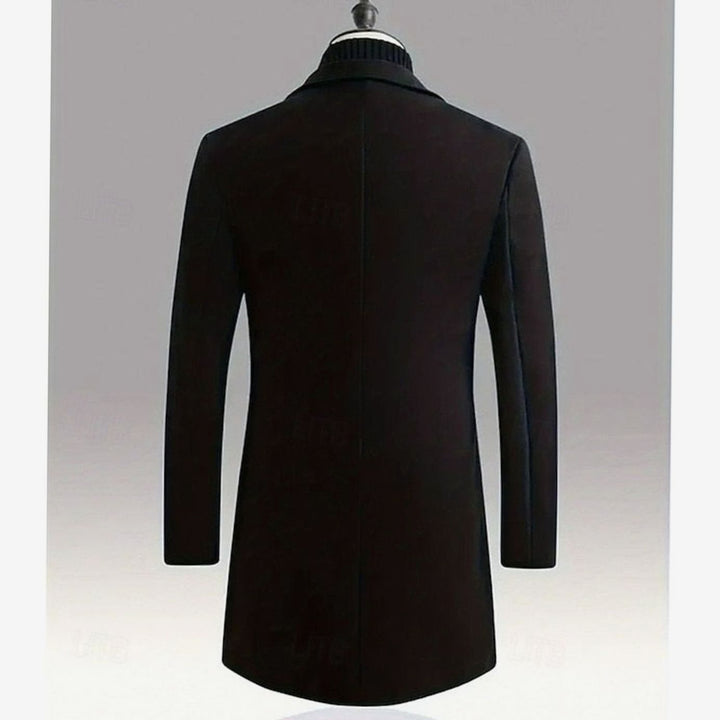 Hombre con abrigo largo clásico entallado. Estilo urbano moderno y ropa de invierno elegante.
