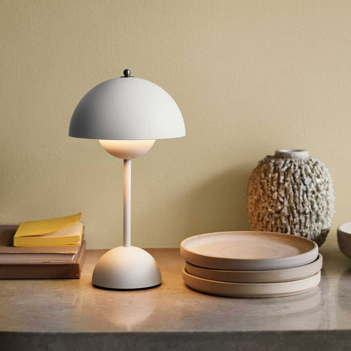 Lámpara de mesa LED decorativa para dormitorio. Ambiente moderno y relajante con luz ambiental.