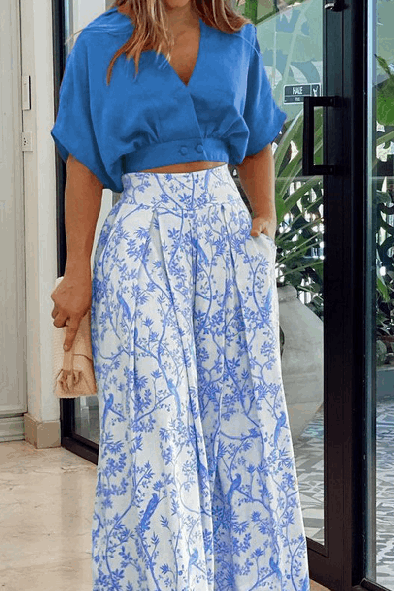 Conjunto tropical vibrante para mujer, con top y pantalón corto estampado, ideal para la playa y el verano.