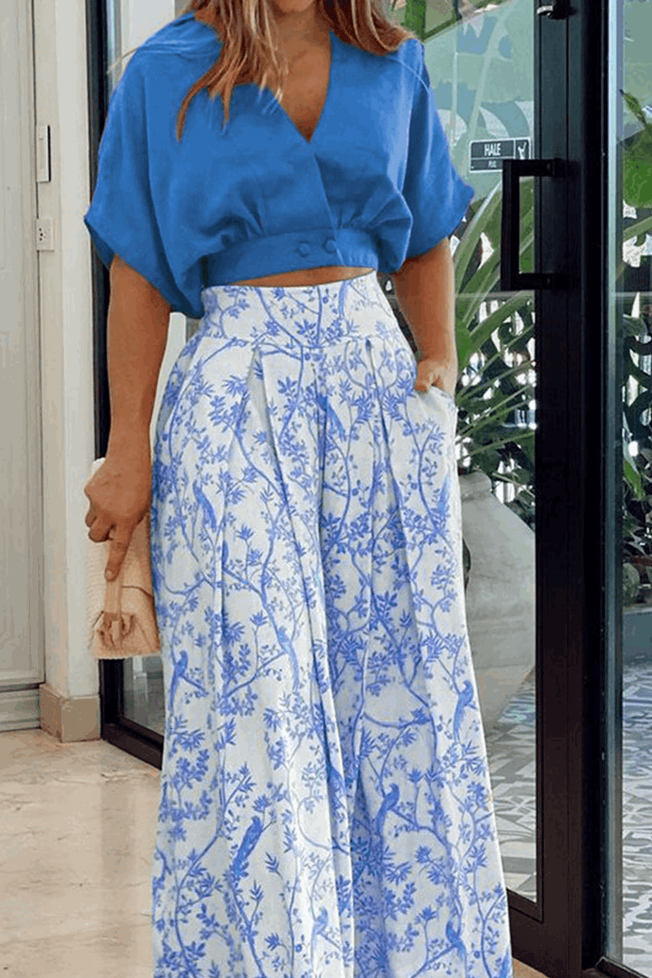 Conjunto tropical vibrante para mujer, con top y pantalón corto estampado, ideal para la playa y el verano.
