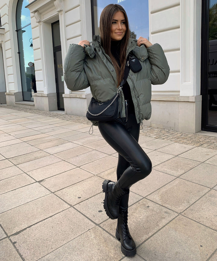 Chaqueta SIENA para mujer, diseño moderno y ligero. Ideal para streetstyle, moda urbana y ropa casual femenina.