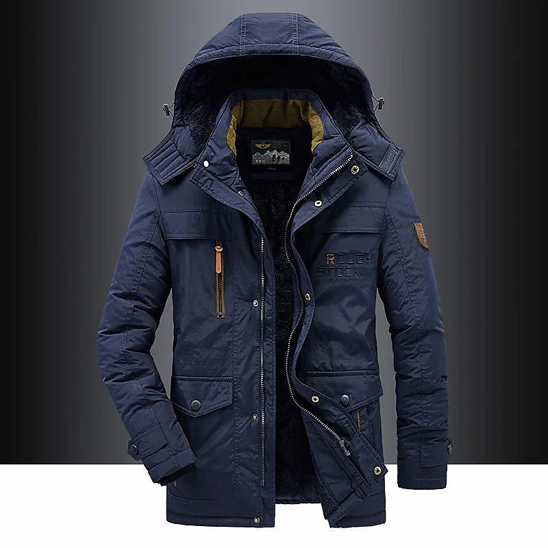 Detalle de parka acolchada hombre. Chaqueta cálida y cómoda, abrigo slim fit perfecto para enfrentar el frío con estilo.