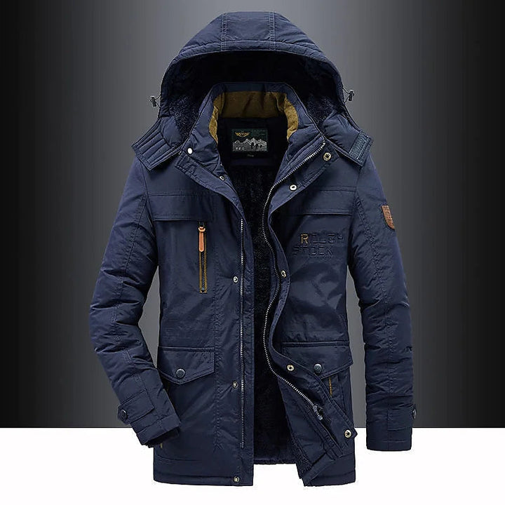 Detalle de parka acolchada hombre. Chaqueta cálida y cómoda, abrigo slim fit perfecto para enfrentar el frío con estilo.