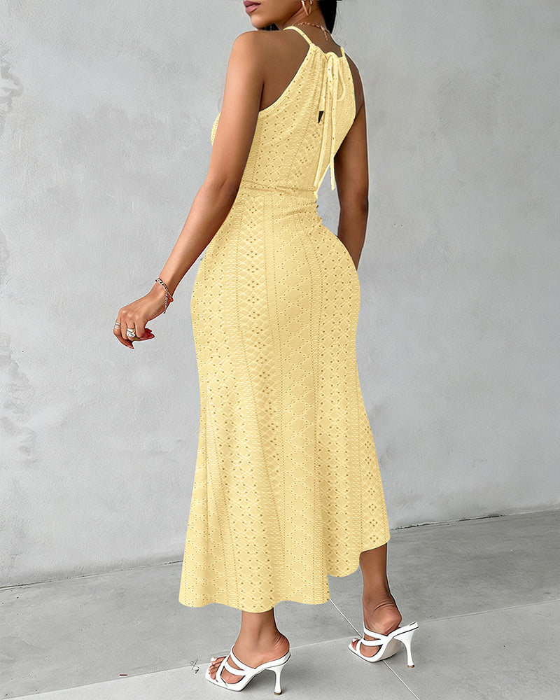 Vestido casual midi con abertura, escote halter y diseño fluido.