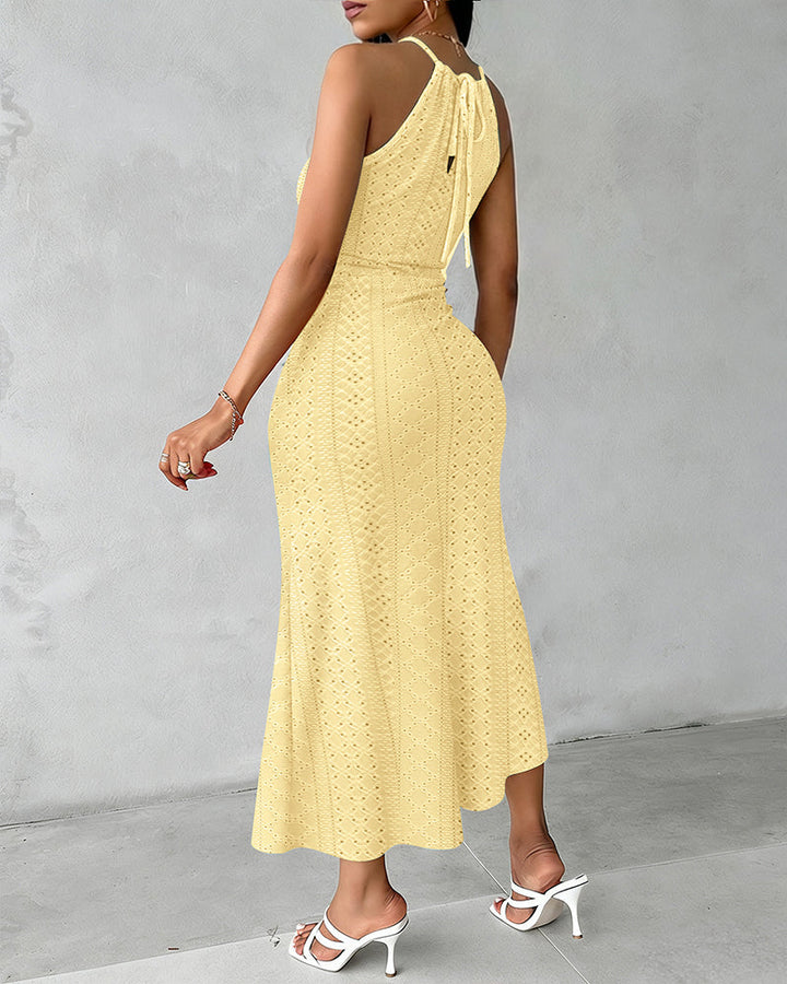 Vestido casual midi con abertura, escote halter y diseño fluido.
