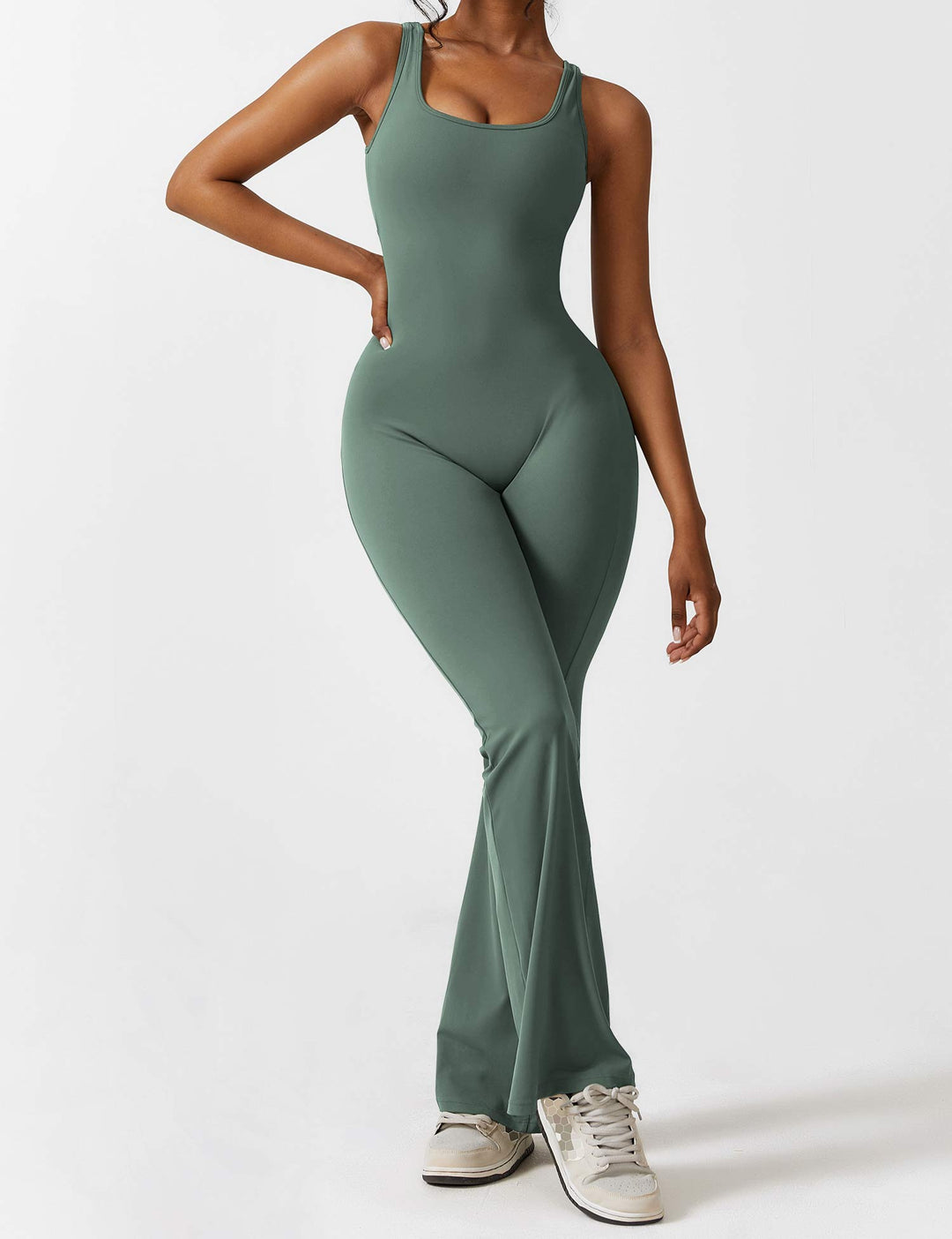 Jumpsuit chic de mujer, espalda en V, pierna acampanada, para una noche de verano.