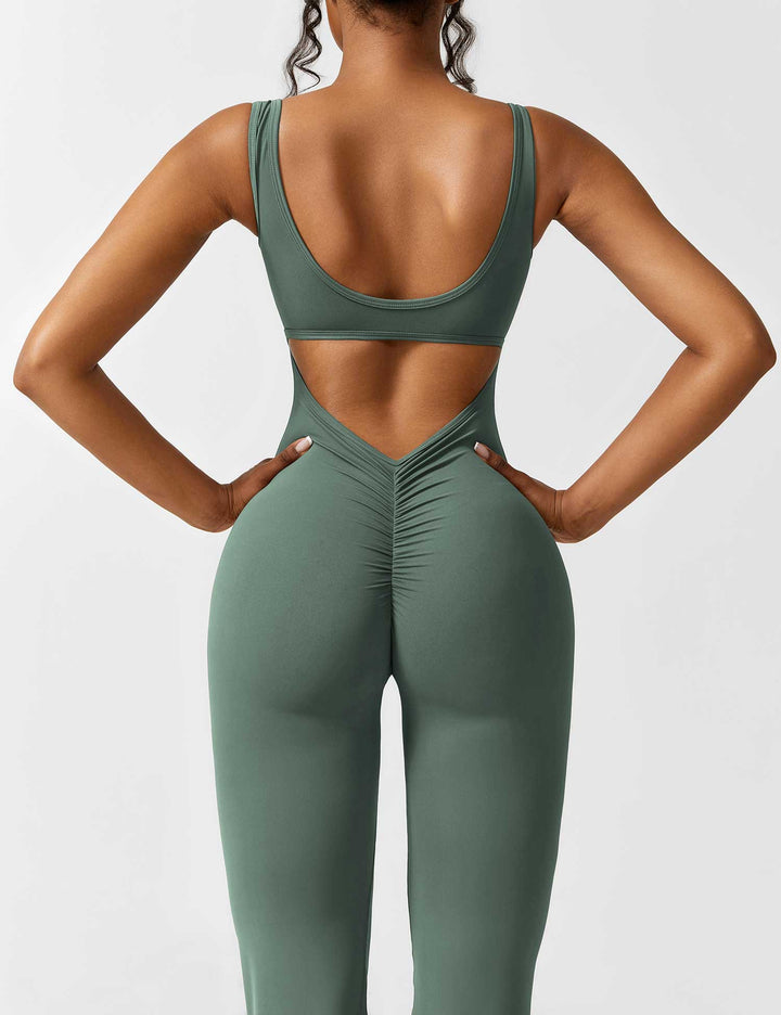 Jumpsuit elegante para mujer, espalda en V y pierna acampanada, ideal para cenas.