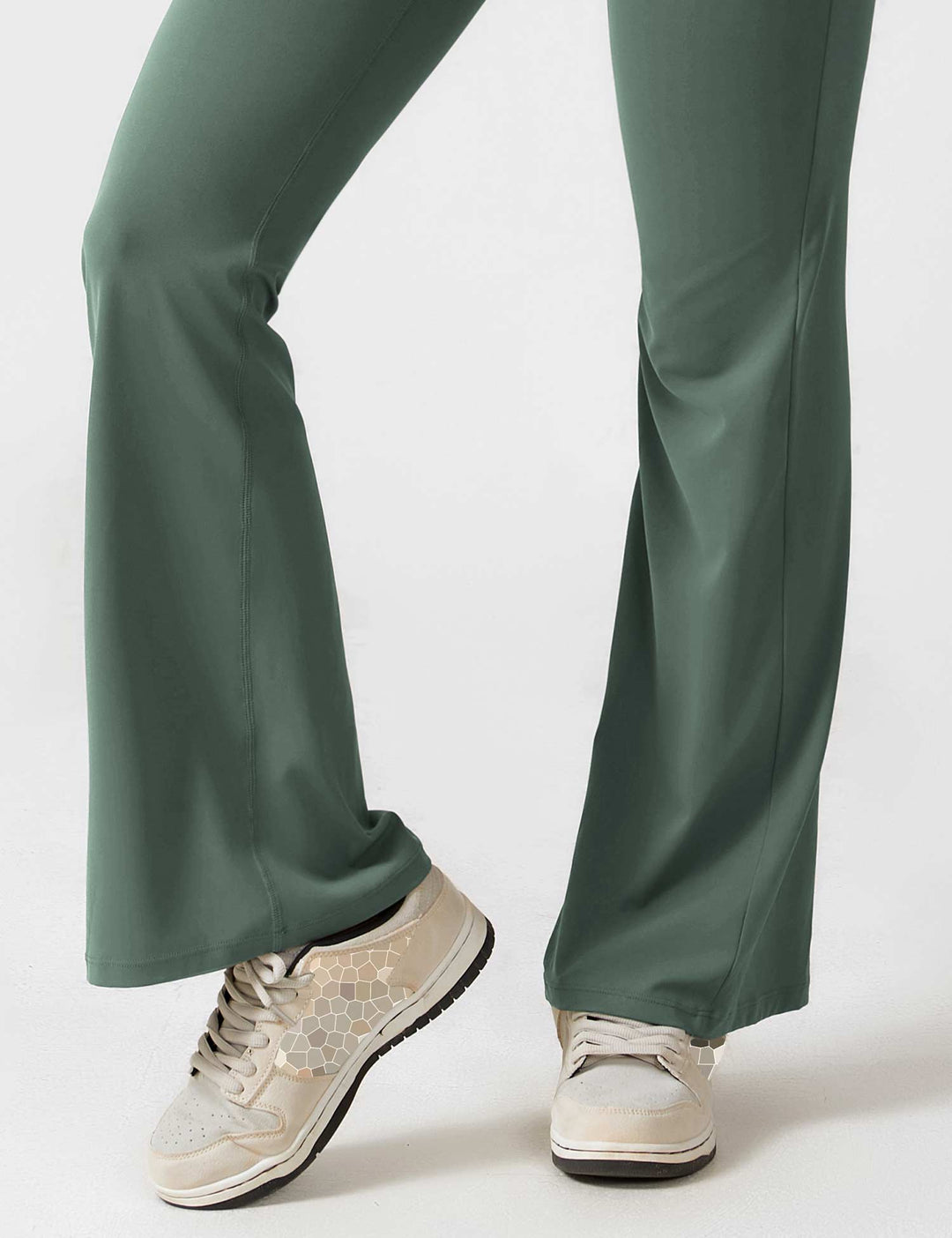 Mono femenino con espalda en V, pierna acampanada, moda cómoda y estilosa.