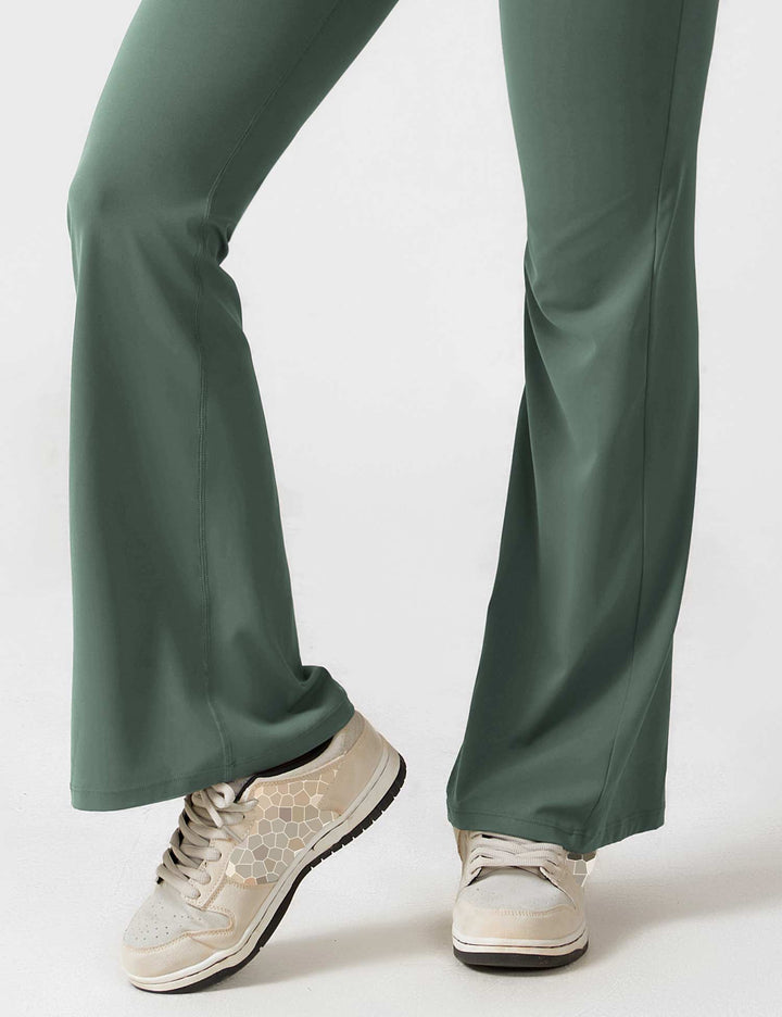 Mono femenino con espalda en V, pierna acampanada, moda cómoda y estilosa.