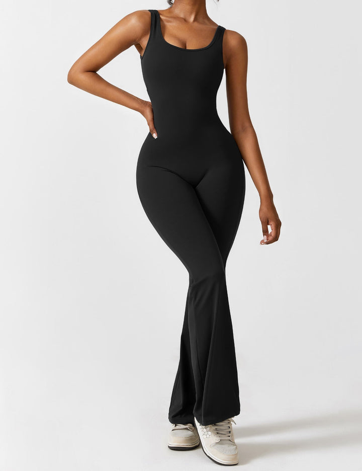 Mono de mujer con espalda en V, pierna acampanada, un look elegante y fresco.