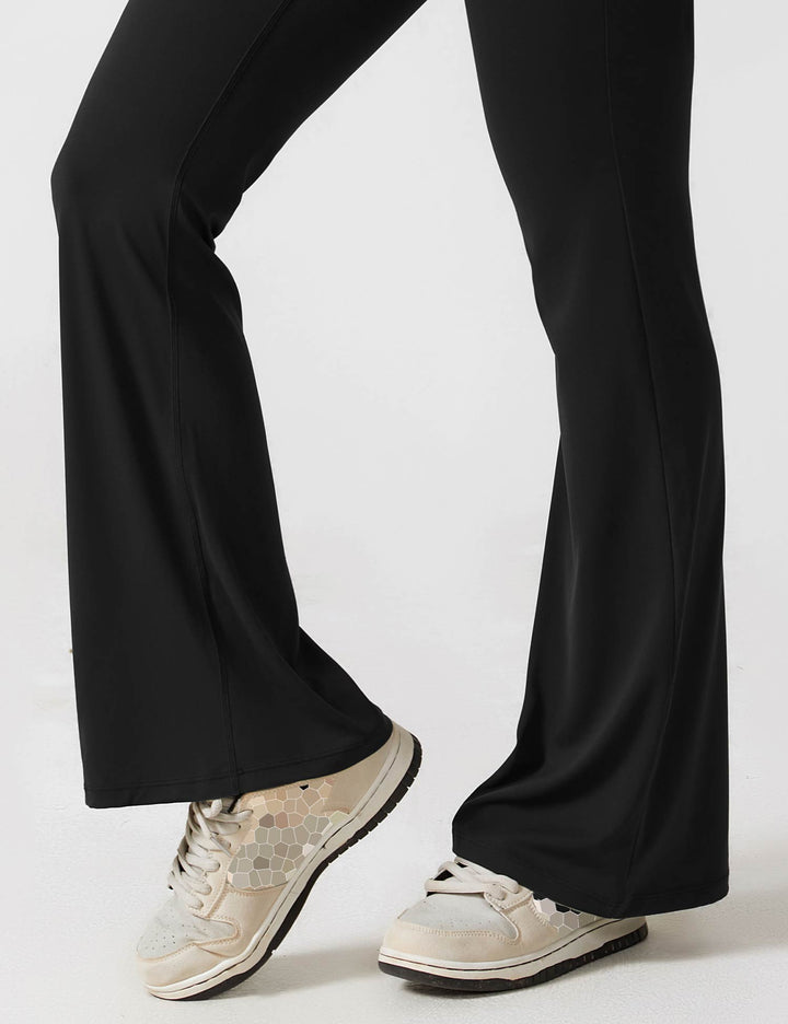 Mono de mujer con espalda en V, pierna acampanada, ropa de verano cómoda y chic.