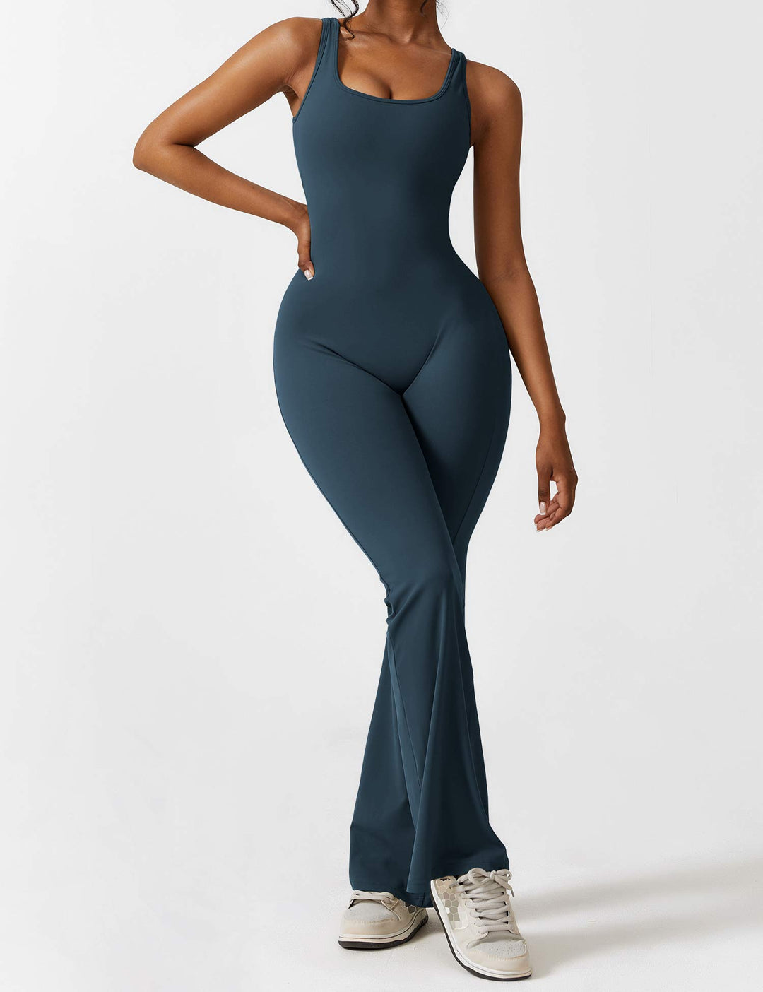 Mono de mujer, espalda en V y pierna acampanada, un clásico reinventado chic.