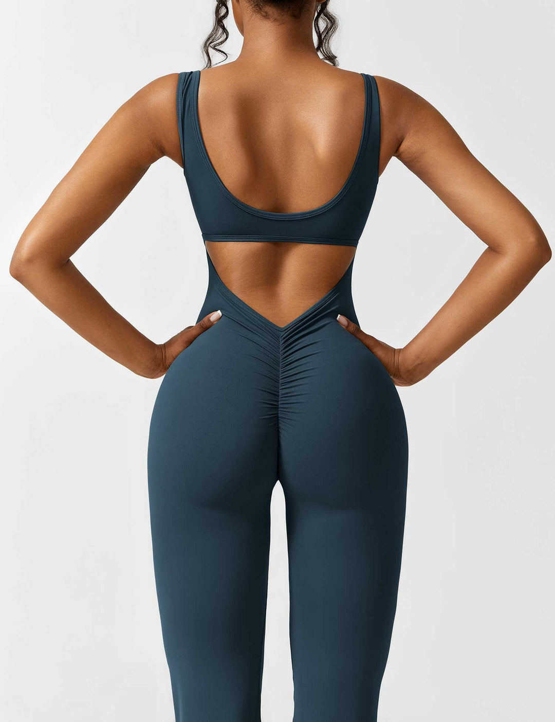 Mono casual de mujer, espalda en V y pierna acampanada, tu opción ideal para el día.