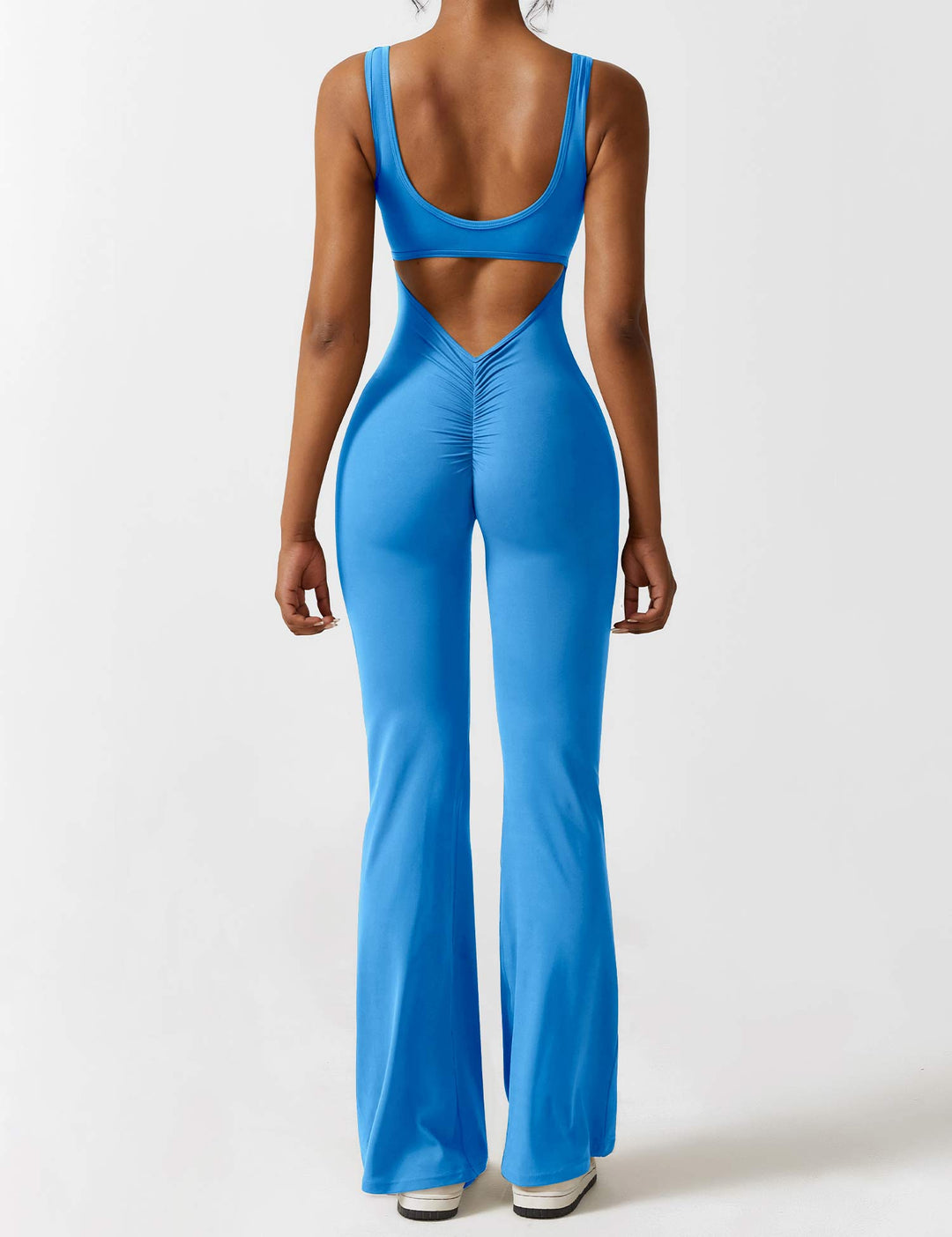 Jumpsuit chic y casual, espalda en V y pierna acampanada, moda de verano versátil.