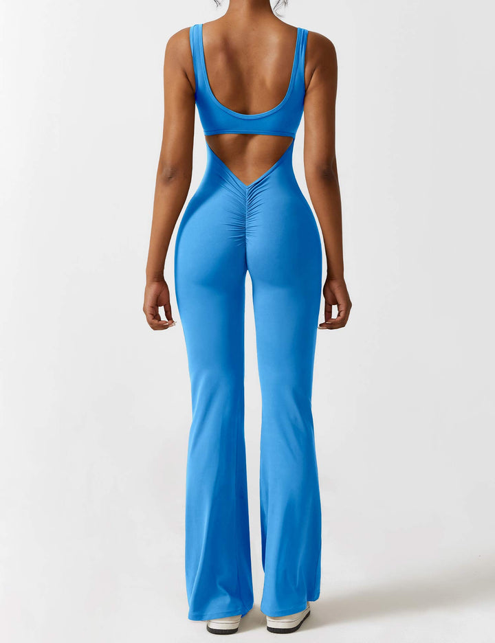 Jumpsuit chic y casual, espalda en V y pierna acampanada, moda de verano versátil.